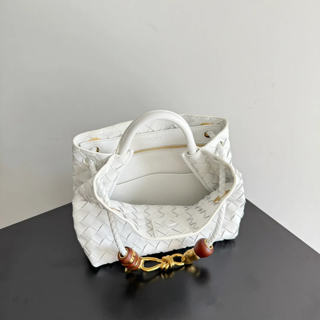 The new Andiamo batch of 3060 BV is shipped‼ ️The classic intercciato weaving process is used to create a soft bag, the metal knot is made of micro-cast aluminum using jewelry technology🪢, and the decorative beads are made of metal and hand-polished oak, allowing you to jump repeatedly between elegance and fun💃, making it unpredictable. Classic and versatile, it shows off your temperament, and the bag has a large capacity, making it very convenient for daily commuting! It has a variety of carrying methods, the shoulder straps can be adjusted by yourself, the original lambskin feels soft and delicate, and the unisex style breaks gender boundaries and brings a more practical and long-lasting use experience. The Andiamo, which has both elegant and casual styles, perfectly interprets the "fashionable old money style". Style number: 743568+wood hardware Color: white Size: 25*22*10.5cm